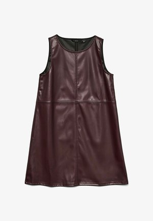 Bordowa sukienka bez rękawów z imitacji skóry, luźnego kroju, z okrągłym dekoltem i przeszyciami. Gładka faktura, długość do kolan.