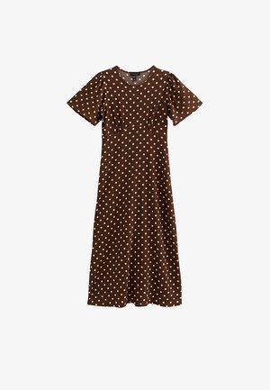 Robe midi marron à pois blancs, manches courtes, col rond et taille cintrée, présentée sur un fond blanc.