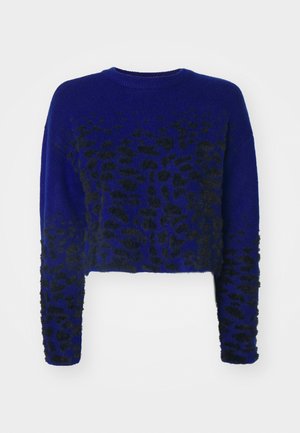 Blauer, kurz geschnittener Pullover mit schwarzem Leopardenmuster, gestrickter Textur, rundem Halsausschnitt und langen Ärmeln. Weicher, flauschiger Stoff.