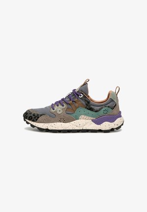 Sneaker multicolori realizzati con una combinazione di pelle e tessuti testurizzati, con suole maculate, lacci viola e dettagli con stampa leopardata.