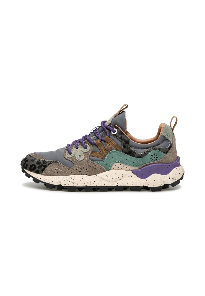 Sneaker multicolori realizzati con una combinazione di pelle e tessuti testurizzati, con suole maculate, lacci viola e dettagli con stampa leopardata.