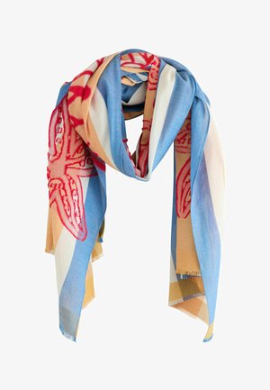 Lehký šátek s modrými, béžovými a bílými pruhy a vzory červených mořských hvězd, volně omotaný s třepícími se okraji.