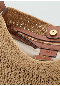 Woven Straw-Handtasche in Tan mit Lederakzenten und Reißverschluss. Besitzt eine strukturierte Außenseite und ein glattes, gefüttertes Innenleben.