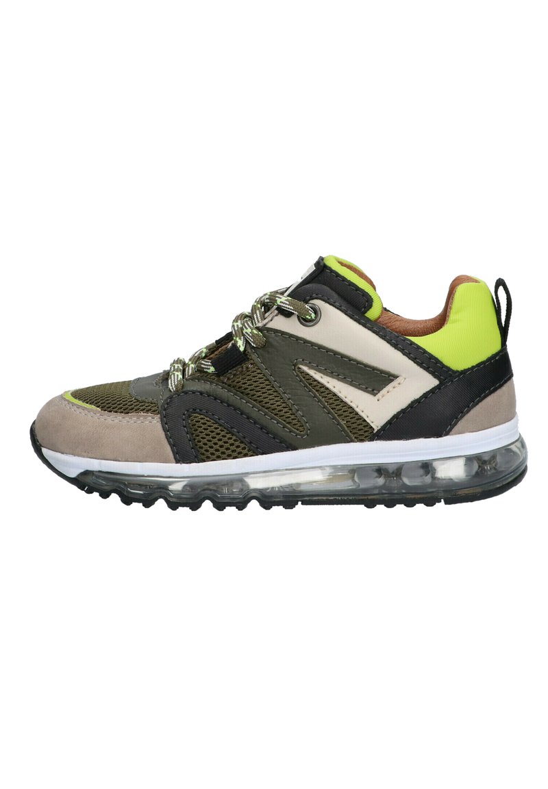 Schnürsport Schuhe mit einem Obermaterial aus Mesh und Wildleder; ausgestattet mit grünen und schwarzen Akzenten, durchsichtiger Luftpolstersohle und einem strapazierfähigen Profil.