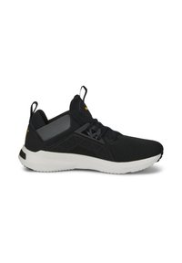 Baskets de sport noires avec tige en mesh, panneau latéral élastique, semelle blanche, languettes sur la languette et le talon, et accents de logo jaunes.