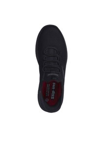 Čierne slip-on topánky s mäkkou sieťovinou, textúrovaným dizajnom, elastickými šnúrkami, červenou vnútornou podšívkou a protišmykovou podrážkou.