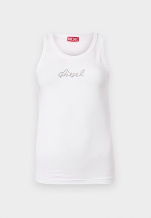 Balta bezroku tanktopi ar apaļu izgriezumu, krūtīs neliels teksta uzraksts "diesel" no mazām kristāla pērlītēm un sarkana Diesel etiķete apkakles iekšpusē.