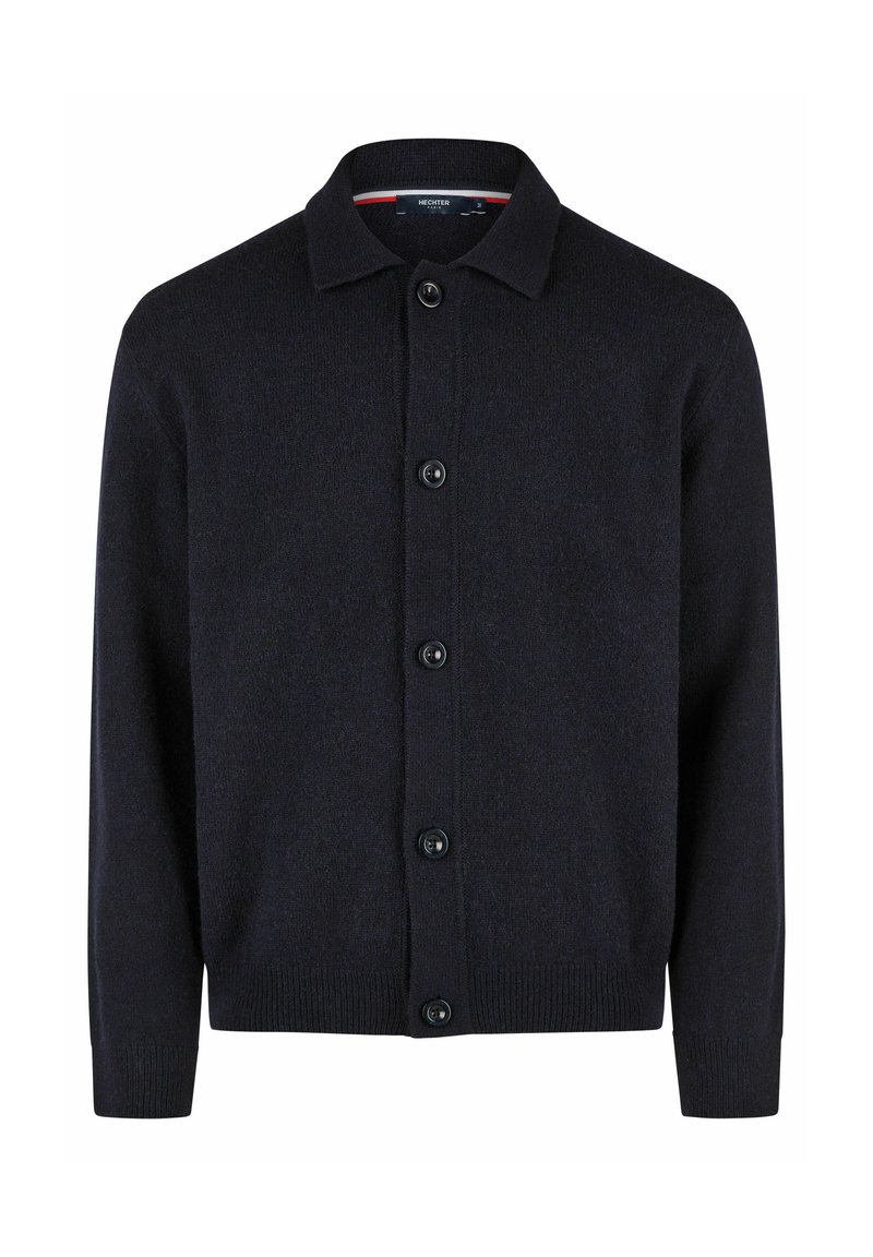 Navy cardigan met een kraag, voorzien van een knoopsluiting, lange mouwen en een geribde zoom. Gemaakt van zacht breimateriaal met een gladde textuur.