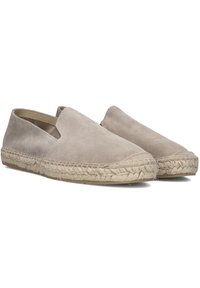 Beige suède espadrilles met gevlochten jute zolen, instapontwerp en elastische zijpanelen voor comfort. Gladde textuur met minimale details.