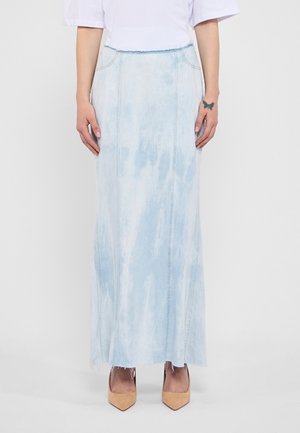 Ljusblå denim maxikjol med en blekt, tie-dye-effekt, sidsömmar och fransad fåll. Parat med beige spetsiga klackar.