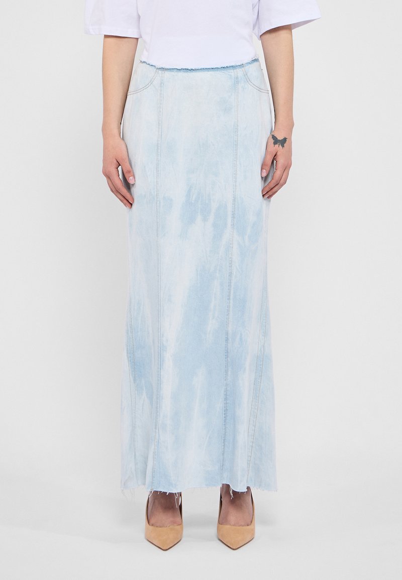 Lyseblå denim maxi-skjørt med en falmet, tie-dye-effekt, sidesømmer og en frynset kant. Kombinert med beige spisse hæler.