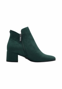 Zelené semišové ankle boots s špičatou špičkou, blokovým podpatkem a dvojitými bočními zipy pro snadný přístup. Hladká textura a čisté linie.