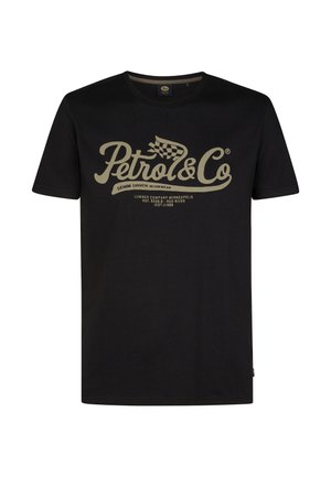 Fekete pamut póló, nagy tejszínszínű logóval, sakkmintás zászlómintázattal és szöveggel, kerek nyakkivágással és rövid ujjakkal.