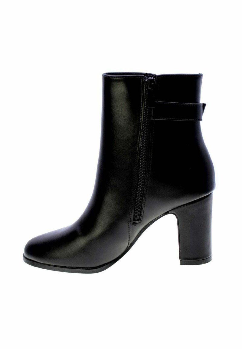 Anfibi in pelle nera con zip laterale, tacco a blocco e dettaglio decorativo a strappo sul retro.