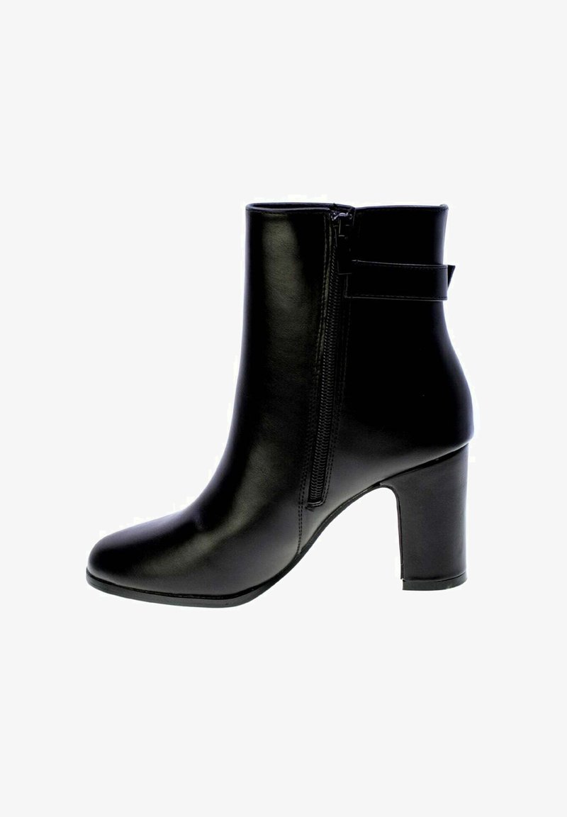 Anfibi in pelle nera con zip laterale, tacco a blocco e dettaglio decorativo a strappo sul retro.