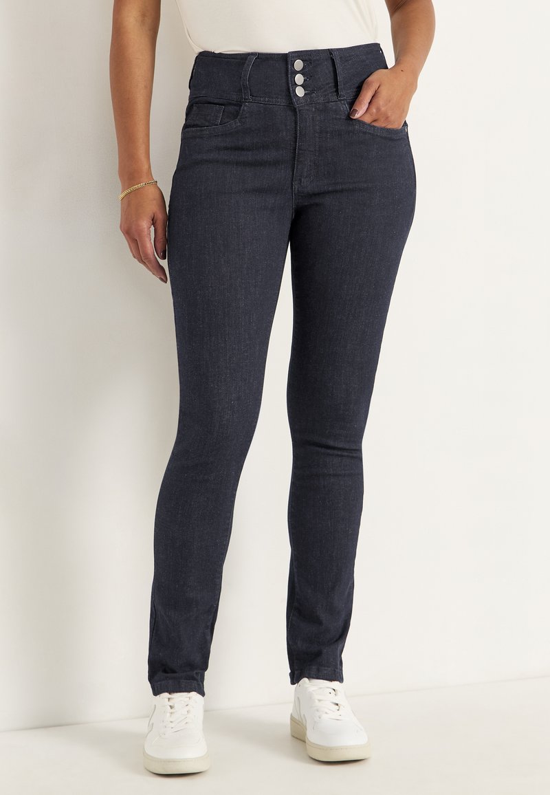 Mörkblå denimjeans med hög midja, tre knappstängning och fickor. Passformen är smal och avsmalnande mot anklarna.