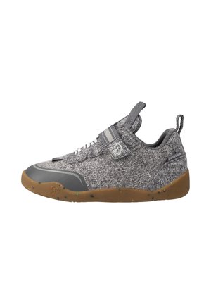 Grijze stoffen sneaker met bruine gevlekte zool, elastische veters en een klittenbandsluiting, met zijbranding en trekkoord aan de hiel.