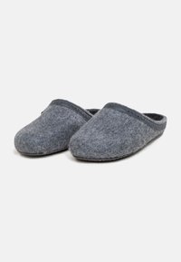 Grijze vilten slippers met een gladde textuur, ronde vorm en een contrasterende donkere rand langs de opening. Lichtgewicht en instapontwerp.