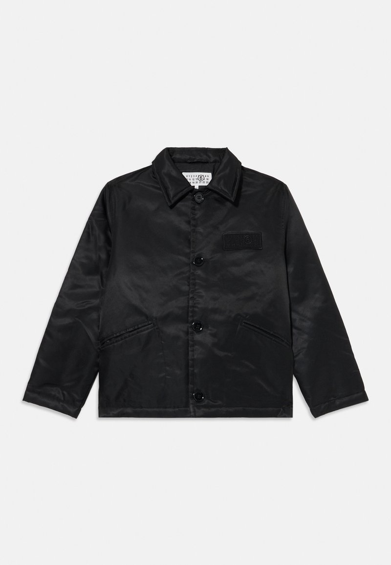 Casaco de cetim preto com colarinho pontudo, fecho frontal com botão, dois bolsos laterais e um emblema texturizado no peito.