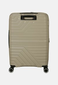 Valigia rigida beige con strisce diagonali, manico nero di accento e quattro ruote a 360 gradi per una facile mobilità.