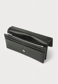 Svart lær clutch-lommebok med glidelåslukking, glatt tekstur og sølvfarget trykknapp. Har flere kortlommer foran.