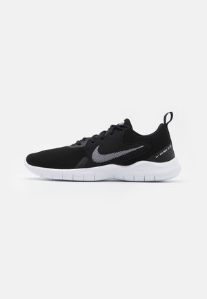 Chaussure de running Nike noire avec semelle blanche, empeigne en mesh et logo Swoosh argenté sur le côté, montrée de profil sur fond blanc.