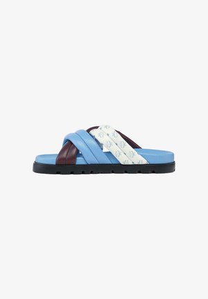 Slidesandale mit schwarzer Sohle und gesteppte überkreuzte Riemen in Blau, Bordeaux und Weiß mit blauen gemusterten Logos auf dem weißen Riemen.
