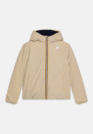 Giacca beige con cappuccio e zip frontale, caratterizzata da un accento a righe colorate e due tasche laterali; realizzata in tessuto liscio e leggero.