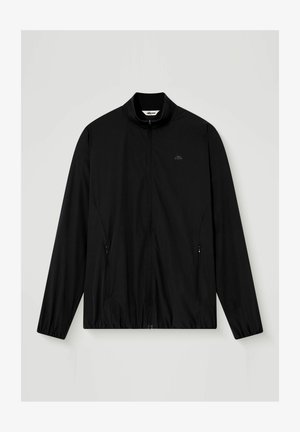 Fekete, könnyű zipzáras dzseki álló gallérral, elasztikus mandzsettákkal, oldalzsebekkel cipzárral és kis logóval a bal mellrészen.