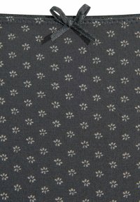 Čierny ryhľovaný textil s opakujúcim sa malým kvetinovým vzorom v svetlosivej a bielej farbe, s dekoratívnou šedou stužkou na vrchu.