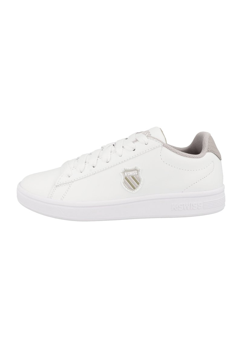 Scarpe da tennis bianche in materiale sintetico, con punta rotonda, design con lacci, dettagli grigio chiaro e logo sul lato.