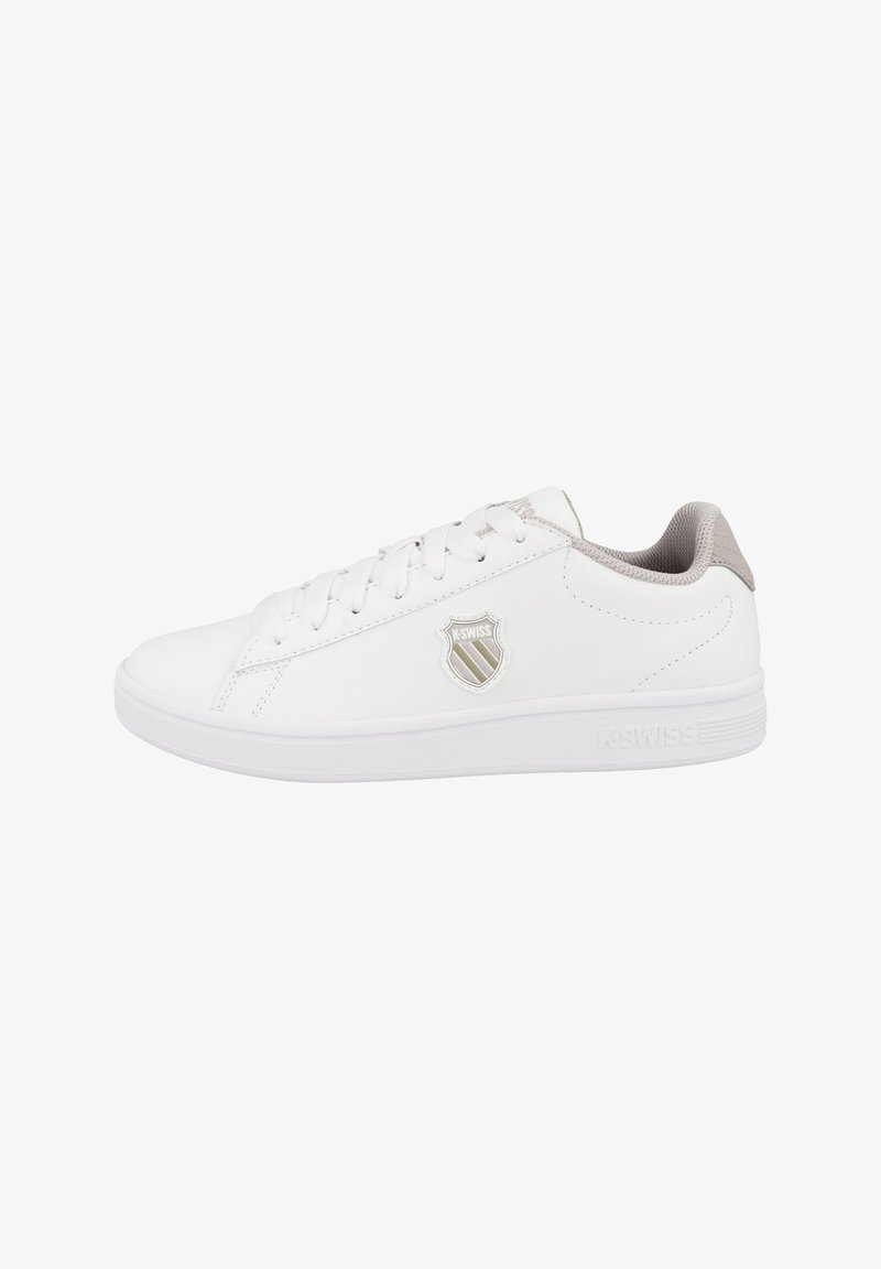 Zapatillas de tenis blancas hechas de material sintético, con puntera redonda, diseño con cordones, acentos gris claro y detalle de logo en el costado.