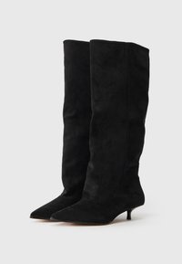 Black knee-high boots made of soft suede, featuring a pointed toe and a low kitten heel; smooth texture with a fitted silhouette.