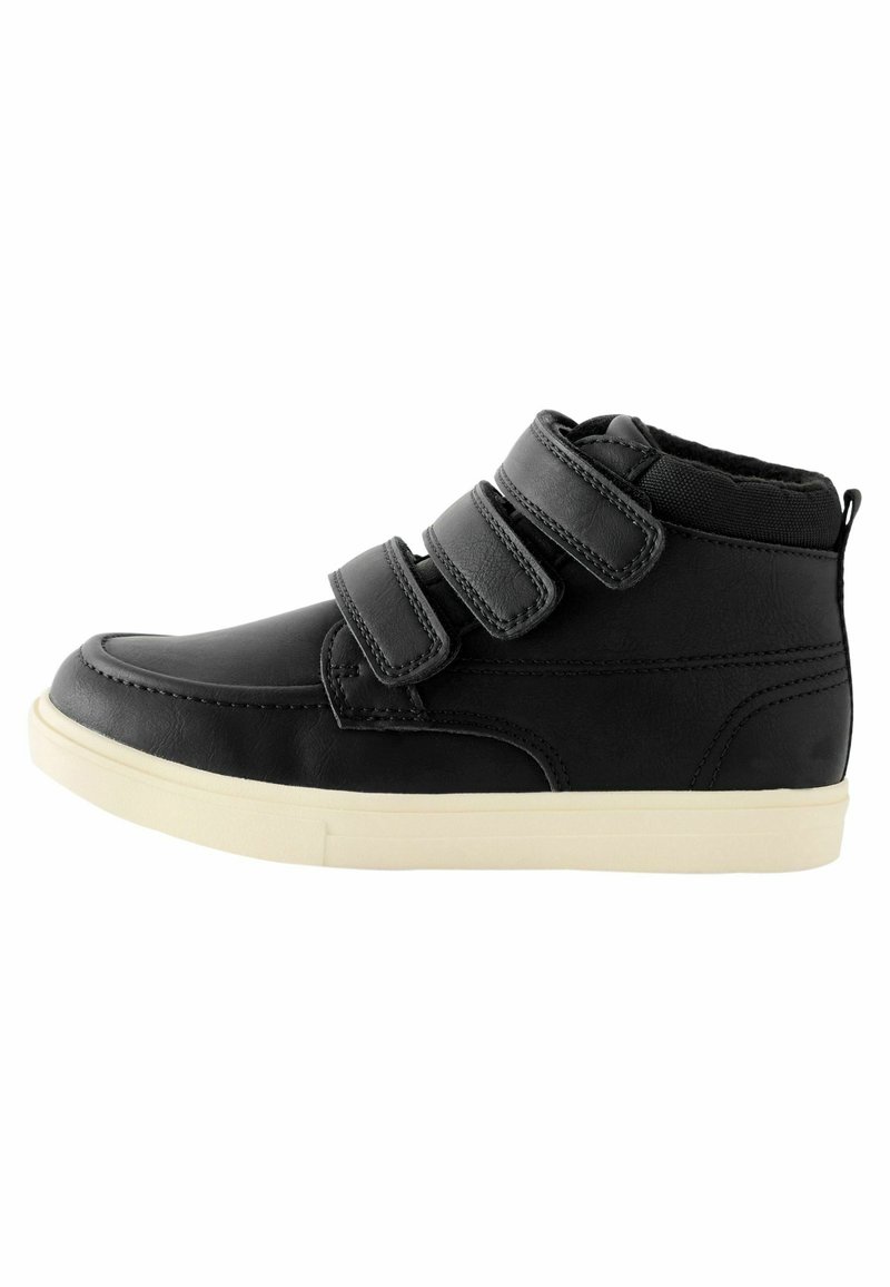Chaussure haute en cuir noir avec trois bandes Velcro et une semelle en caoutchouc blanche. Présente une surface lisse et un design à bout rond.