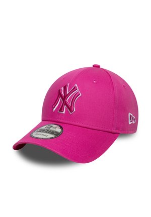 Cappellino da baseball dei New York Yankees di colore rosa acceso con visiera curva e cinturino regolabile, con loghi ricamati sulla parte anteriore e laterale.