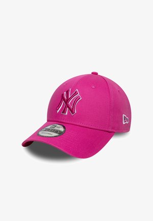 Cappellino da baseball dei New York Yankees di colore rosa acceso con visiera curva e cinturino regolabile, con loghi ricamati sulla parte anteriore e laterale.
