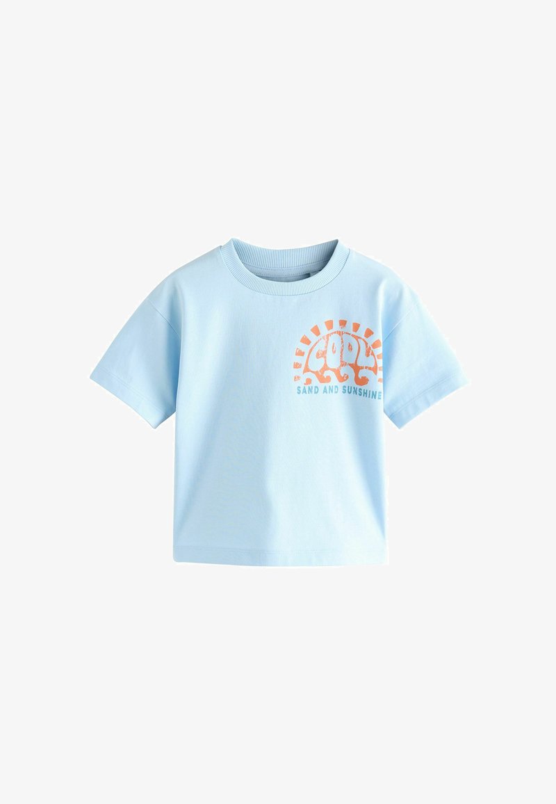 Lysblå bomulds t-shirt med rund halsudskæring, korte ærmer og et trykt design med "SAND OG SOLSKIN" i orange og teal akcenter.