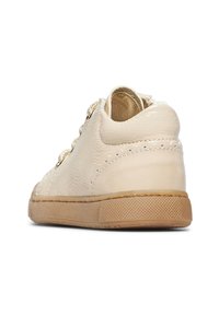 Sneaker in pelle verniciata beige con suola in gomma color nocciola, cuciture decorative e lacci dorati, vista dal lato posteriore sinistro.