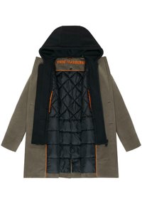 Olive zaļš ārējais mētelis ar melnu kapuci, ar melnu quiltotu iekšpusi un oranžiem akcentiem. Iekļauti priekšējais rāvējslēdzējs un kabatas.