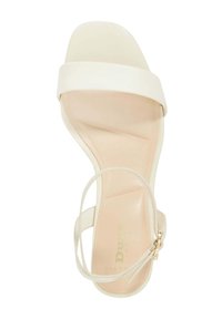 Witte hoge sandaal met een gladde leren afwerking, brede voorband, dunne enkelband, gouden accenten en een gepolsterde voetbed voor comfort.