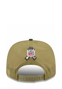 Olivgrüner Snapback-Hut mit einem strukturierten Netzdesign, ausgestattet mit gesticktem NFL-Logo und Banddetail auf der Rückseite.
