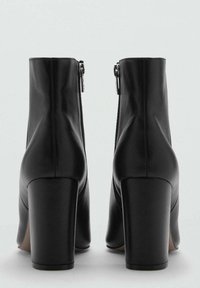 Mango Klassiska stövletter - black
