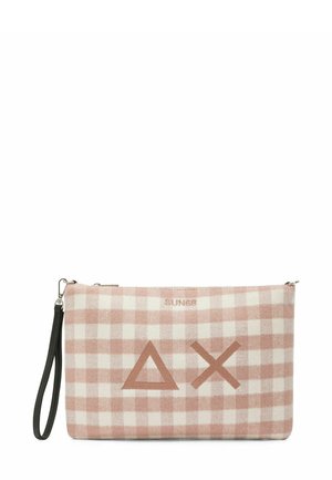 Pochette a zip in tessuto a quadri rosa e bianchi, con simboli geometrici color taupe e un laccio da polso nero rimovibile.