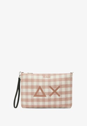 Pochette a zip in tessuto a quadri rosa e bianchi, con simboli geometrici color taupe e un laccio da polso nero rimovibile.