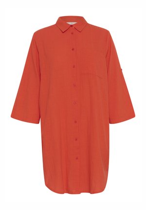 Camisa roja de botones fabricada con un tejido ligero, con cuello, mangas tres cuartos y un bolsillo en el pecho. Textura suave.