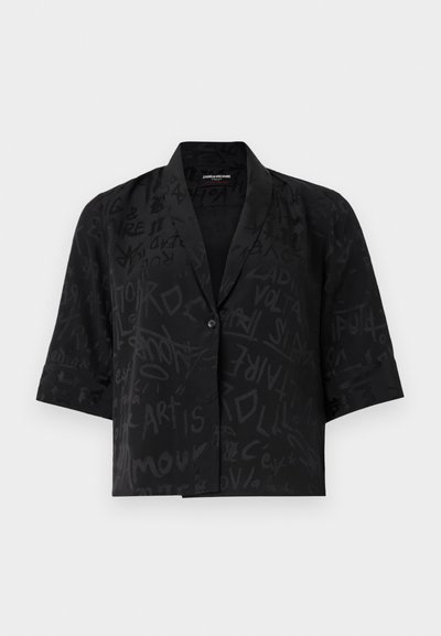 Svart kortärmad skjorta med texturerad tyg, prydd med abstrakta graffiti-liknande mönster och en enda knappstängning fram.
