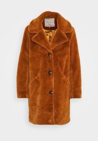 Manteau en fausse fourrure marron douce avec un large col et trois grands boutons sur le devant, présenté sur un fond blanc uni.