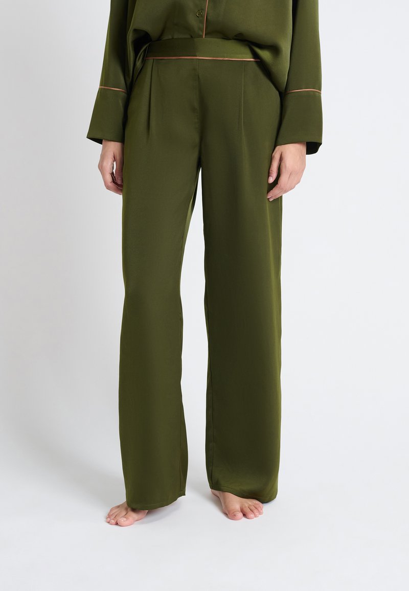 Pantalons larges vert olive, avec une texture lisse, dotés d'une taille plate et de plis subtils pour un ajustement ajusté.