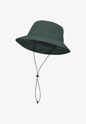 Donkergroene outdoor hoed met brede rand, verstelbaar kinkoord en trekstop, voorzien van een subtiel logo op de voorkant.