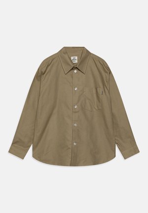 Oliwkowa koszula z długim rękawem, z kołnierzykiem zapinanym na guziki, przednią kieszenią i subtelnym akcentem w paski. Wykonana z gładkiej bawełny.
